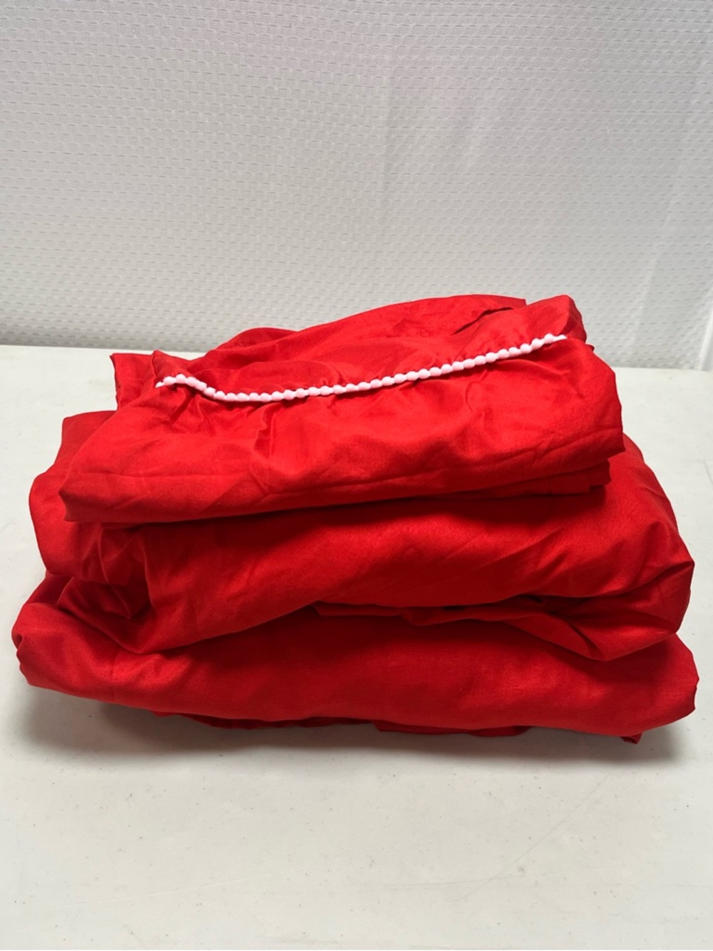 Bright Red Full Size Sheet Set with Pink Pom Pom’s. Super cute❤️